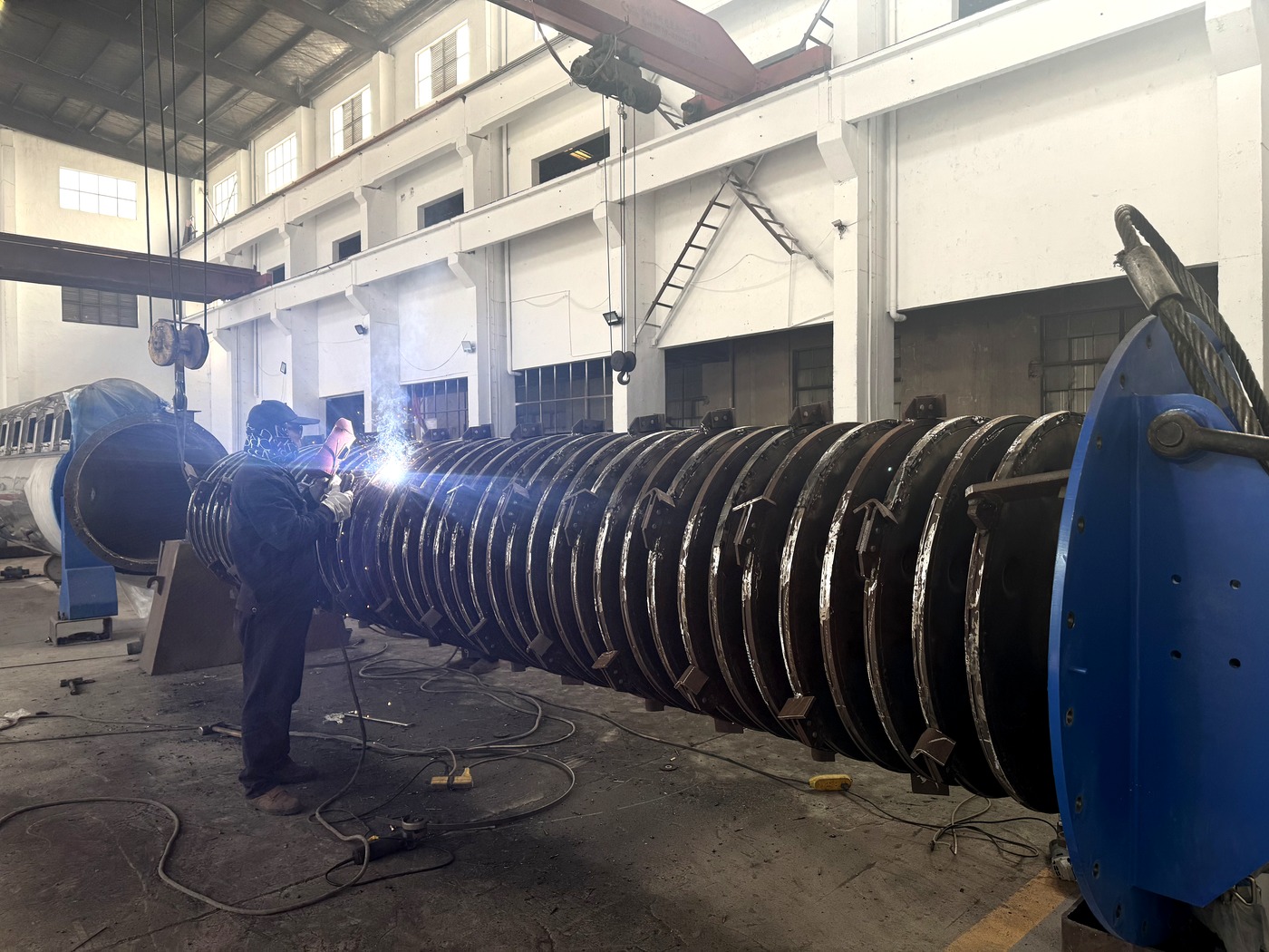 Disc dryer rotor submerged-arc welding in workshop