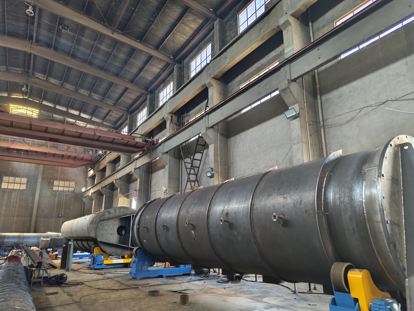 Pressure vessel cylindrical shell on motorized turning rollers